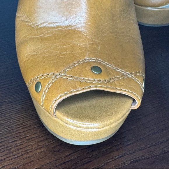 BCBGeneration Cognac Leather Peep toe Sling back 1” Platform 5.25” Heels size 7 - Picture 14 of 16